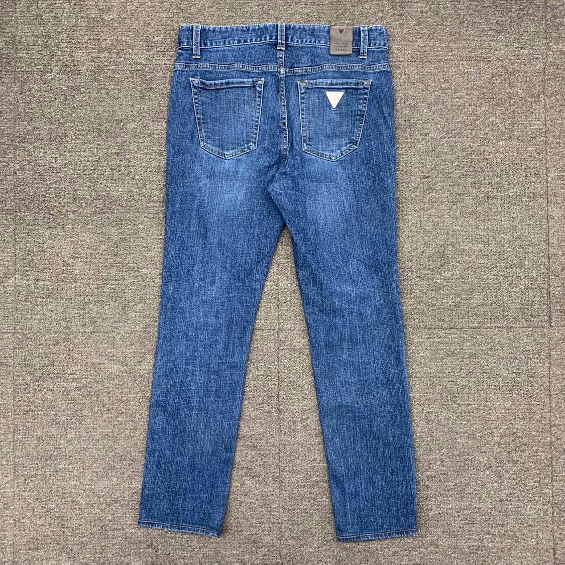 [31] 게스 메탈플레이트 슬림 테이퍼드핏 데님팬츠 상품이미지2