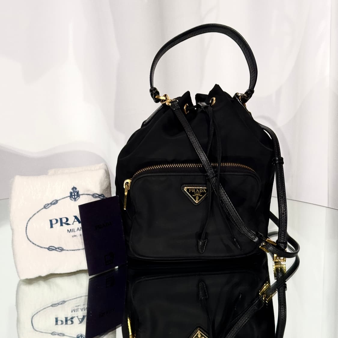 [정품] 프라다 삼각로고 리나일론 듀엣 버킷백 블랙 골드 상품이미지1