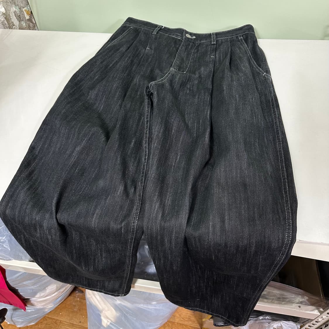 L XEROBNR 블랙워시드 와이드핏 투턱 인디고 데님팬츠 상품이미지3