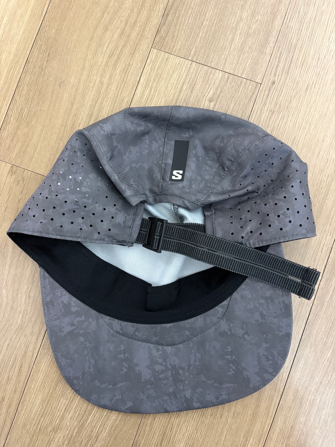 살로몬 에어로 서큘 런 캡 차콜 상품이미지3