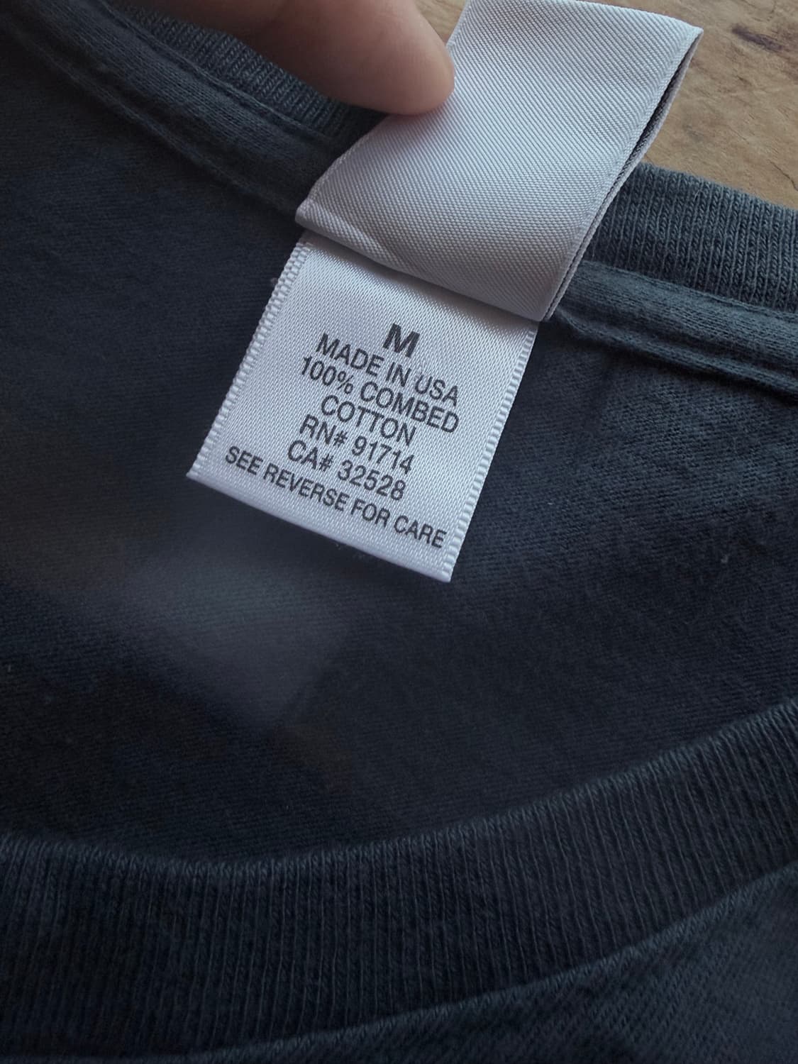 (Armani Exchange) 빈티지 브러쉬 로고 브이넥 티셔츠 상품이미지3