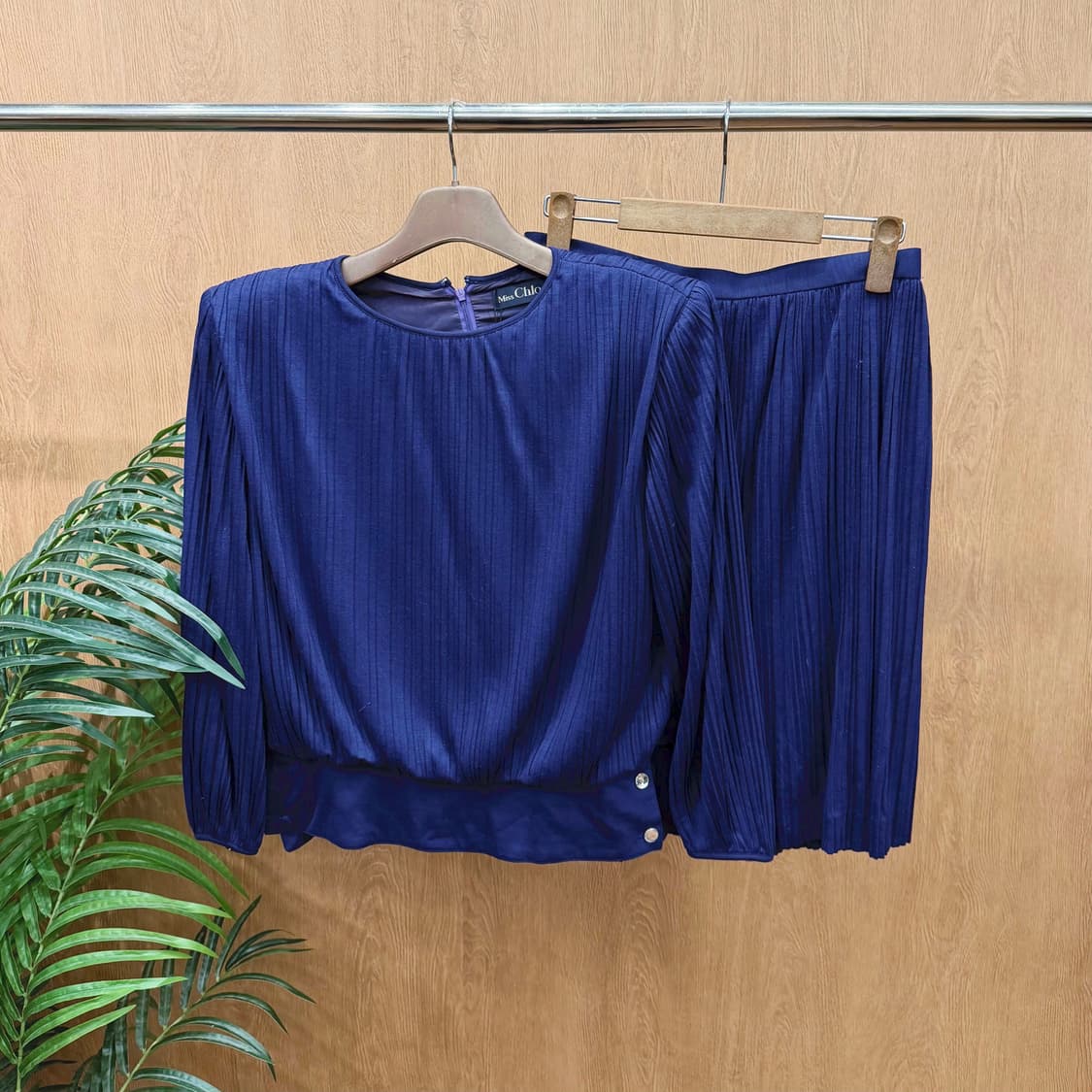 미스 끌로에 라운드넥 블라우스 A라인 미디 스커트 플리츠 디테일 딥 퍼플 상품이미지1