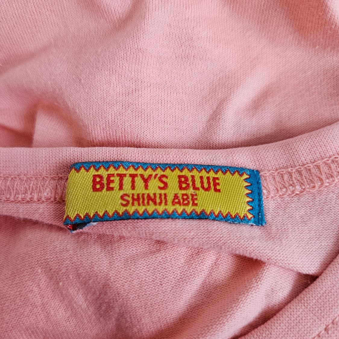 BETTY'S BLUE(베티스 블루) 로고 프린팅 핑크반팔 티셔츠 상품이미지4