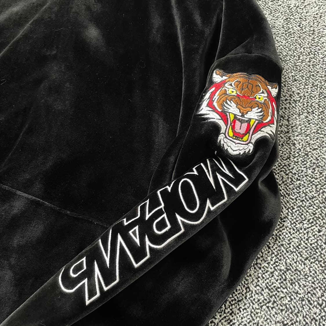 빈티지9. MOON 타이거 벨벳 후드티 기모 블랙 후드 상품이미지2