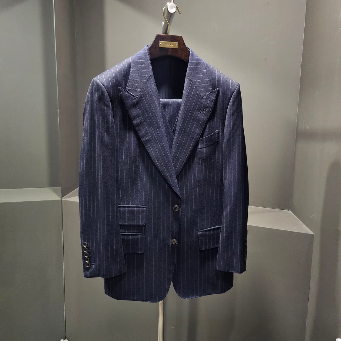 톰포드 윈저 핀스트라이프 울 쓰리피스 수트셋업 상품이미지1