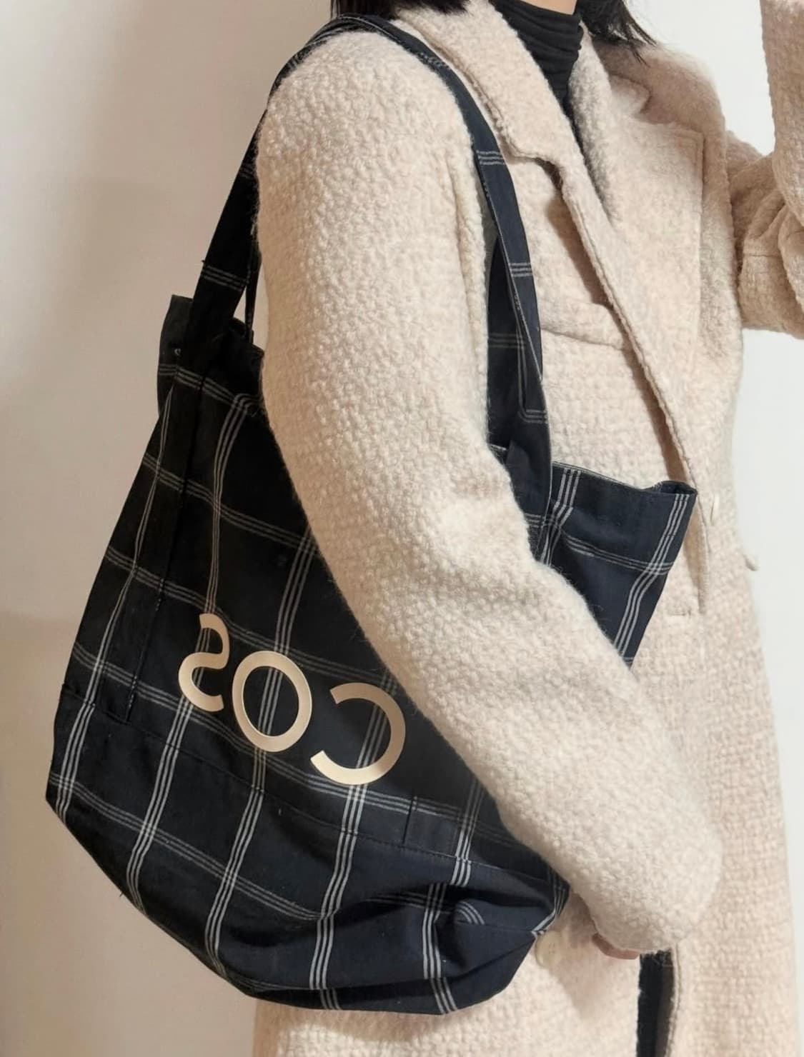 COS 코스 체크패턴 에코백 상품이미지1