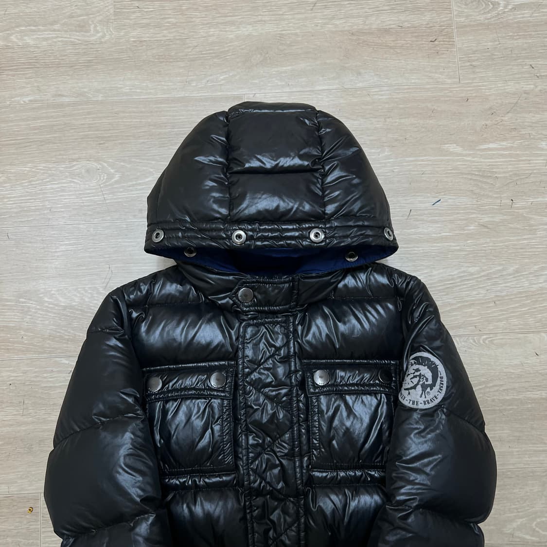 디젤 키즈 로고 패치 유광 후드 패딩 점퍼 [블랙] 6세 상품이미지2