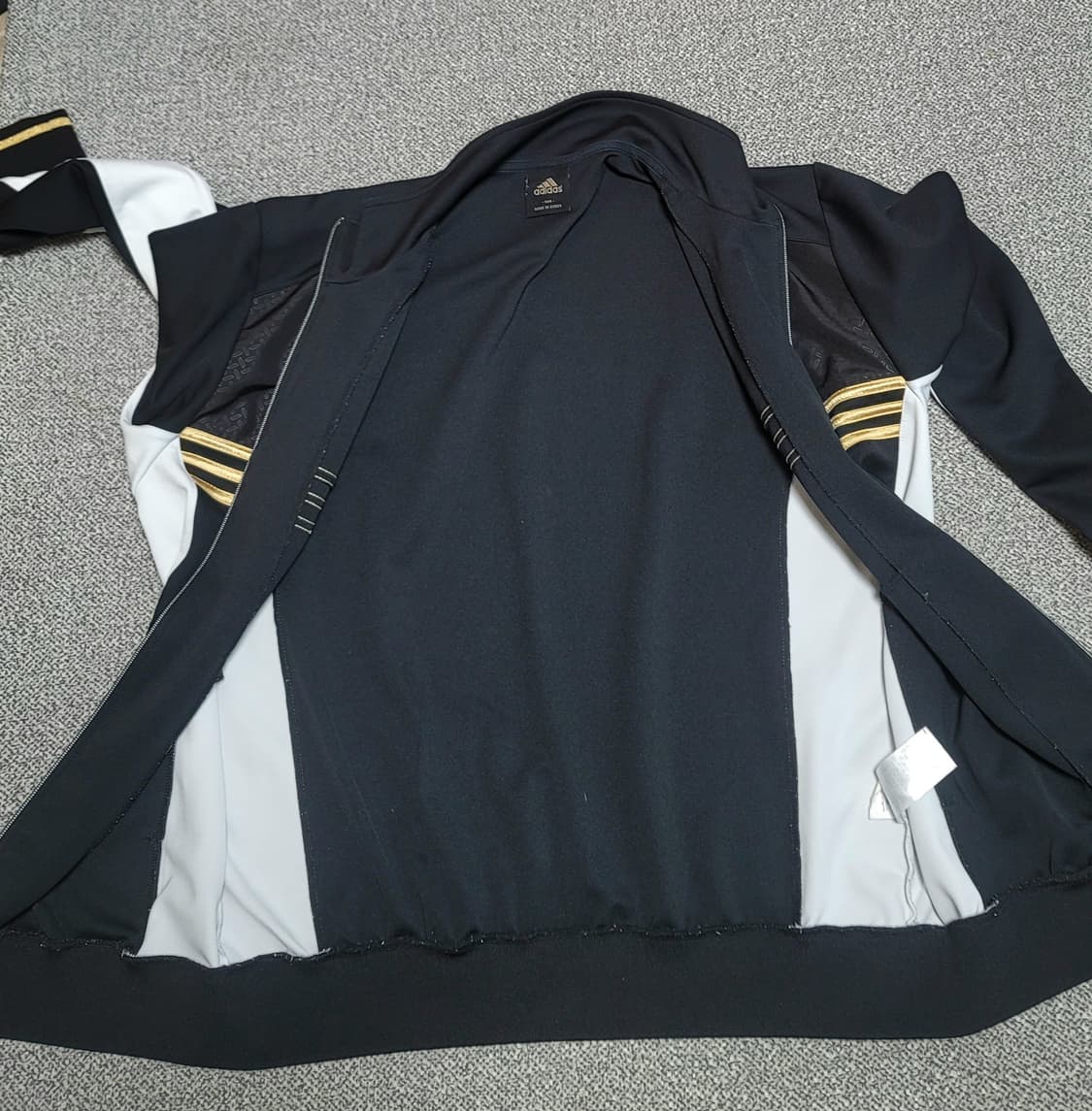 아디다스 블랙&골드 삼선 트랙탑 105 상품이미지4
