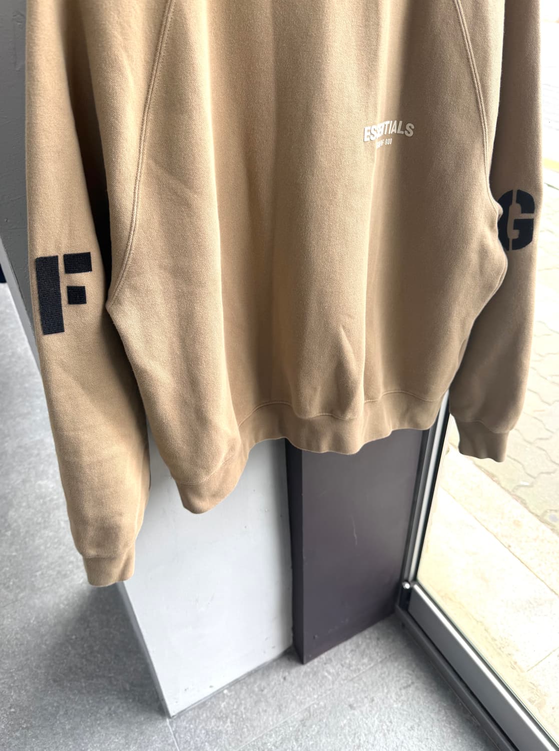 .S/ 피어오브갓 에센셜 FG 로고 맨투맨 상품이미지4