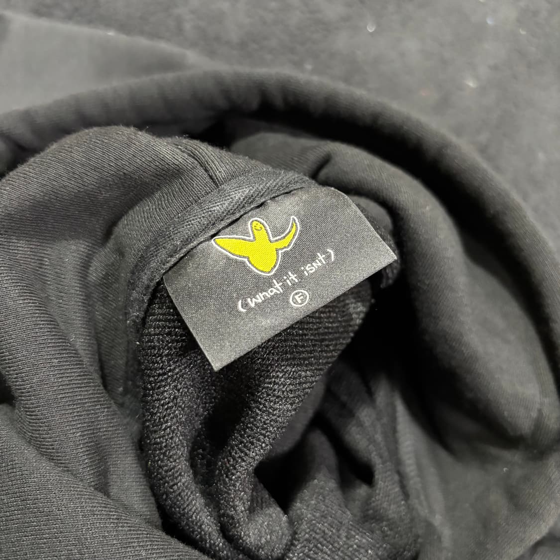 우먼FREE 와릿이즌 블랙 백로고 후드티 상품이미지3