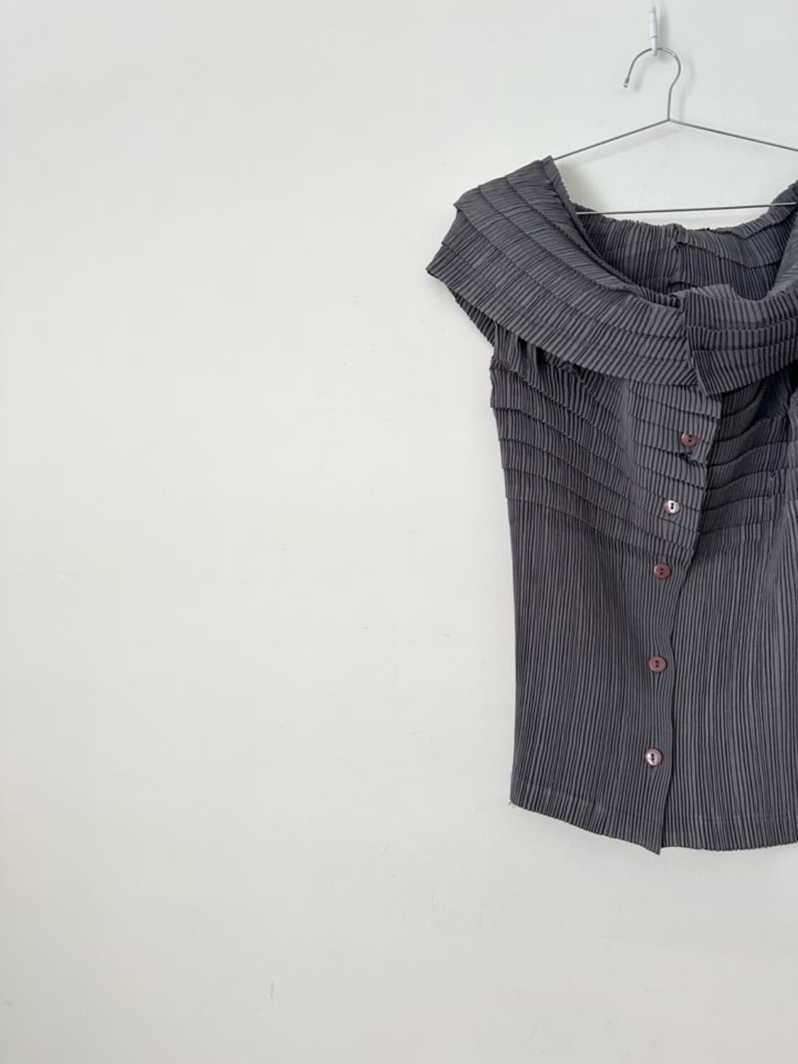 Off shoulder pleats top / grey 상품이미지5