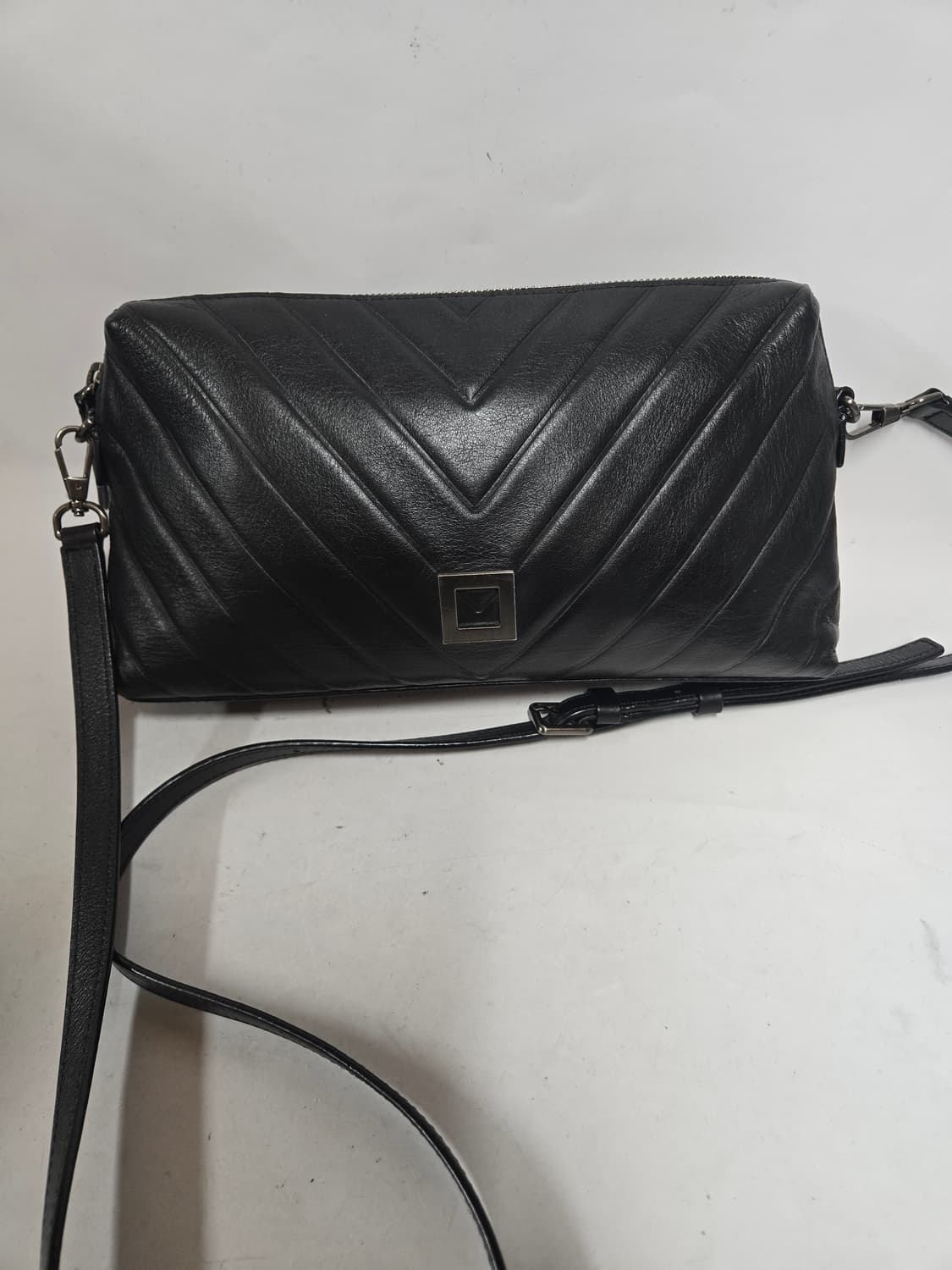 루즈 앤 라운지 블랙 레더 퀼팅 크로스백 상품이미지1