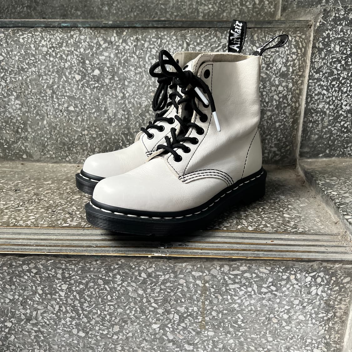 닥터마틴 1460 파스칼 화이트 부츠 상품이미지1