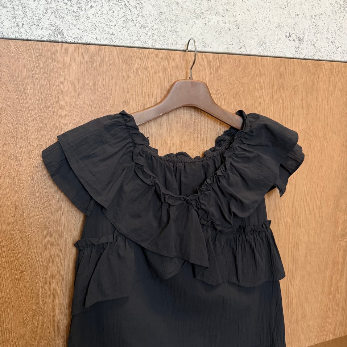 빈티지 브이넥 캡소매 블라우스 티셔츠 프릴 러플 디테일 레귤러핏 블랙 상품이미지3