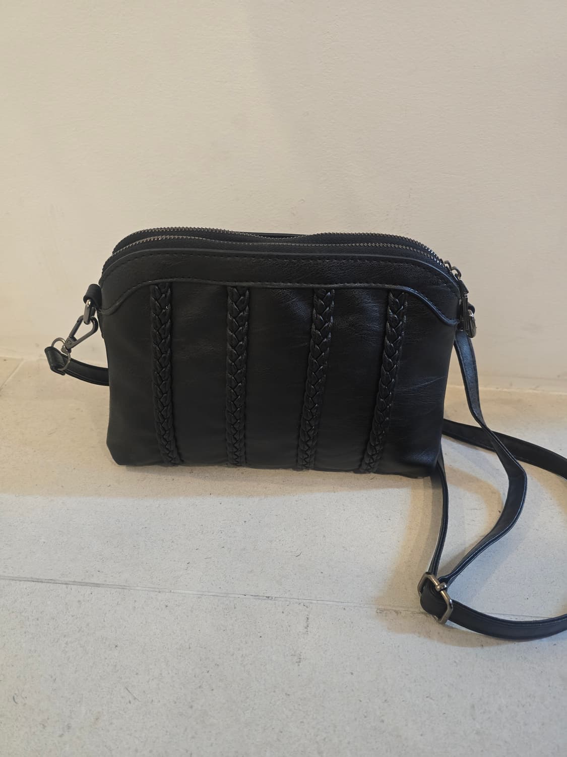 블랙가죽 꼬임 크로스백 상품이미지1
