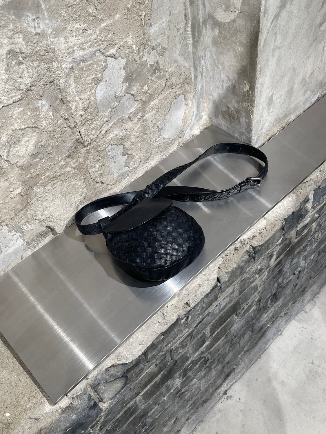 보테가 베네타 블랙 인트레치아토 레더 벨트백 상품이미지4