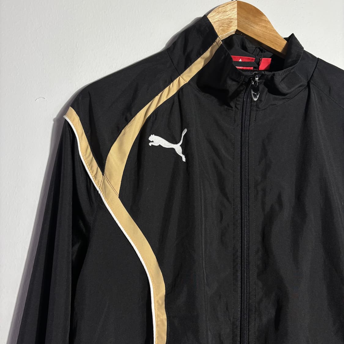 푸마 블랙 골드라인 로고 바람막이 자켓 (무료배송) 상품이미지2