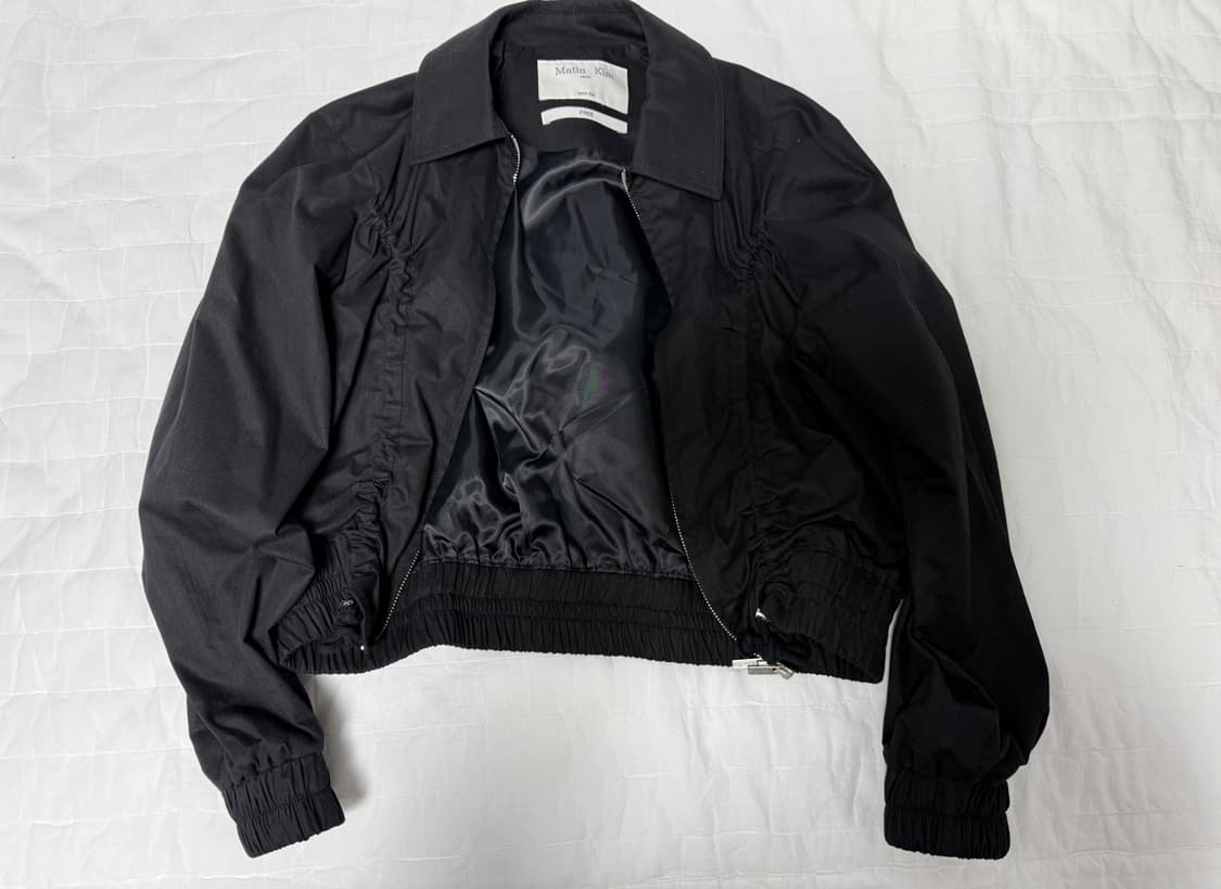 마뗑킴 CURVY STRING CROP BLOUSON IN BLACK 상품이미지1