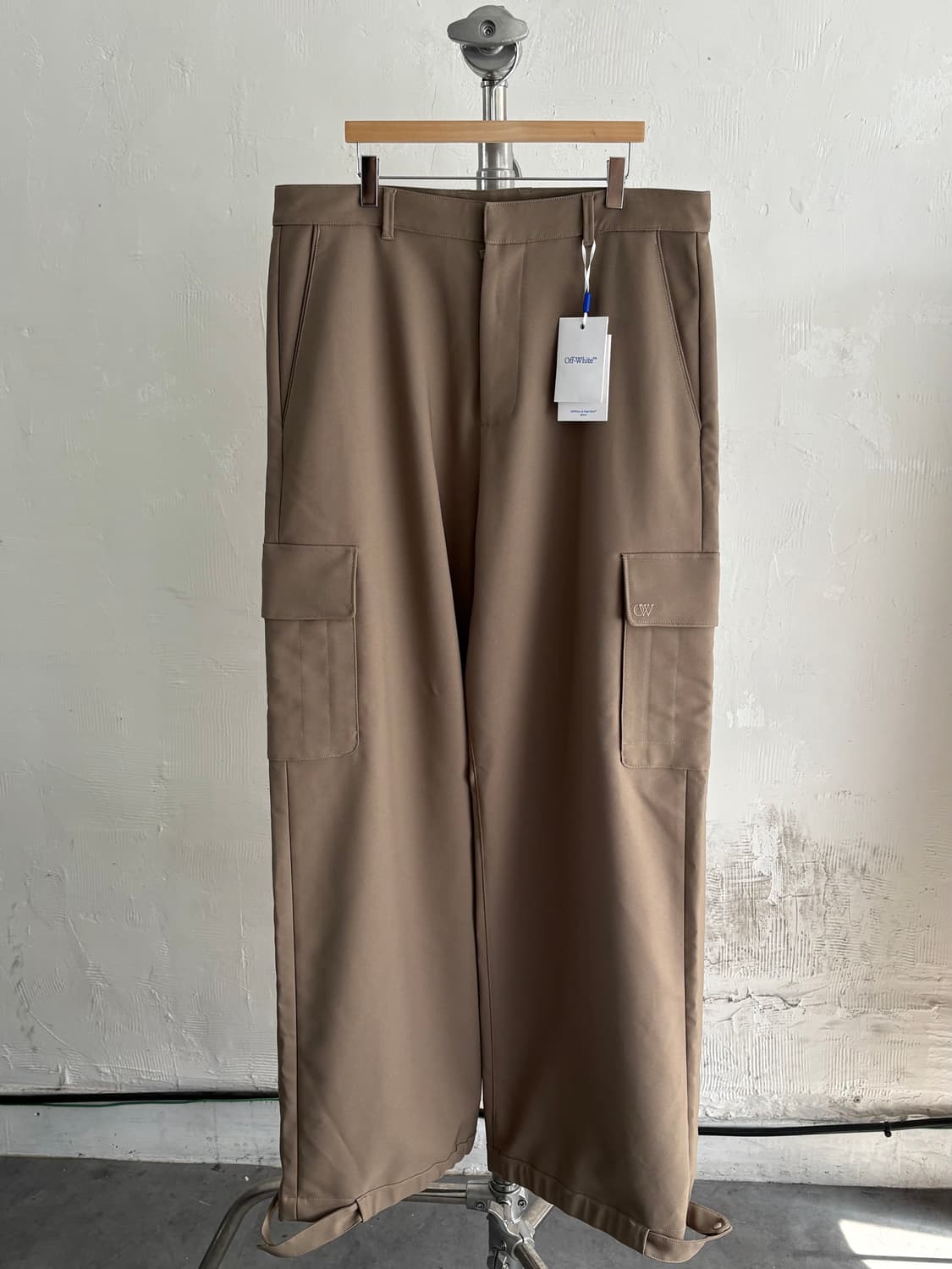 (새상품) Off-White 오프화이트 23FW 베이지 드릴 와이드 카고 상품이미지1