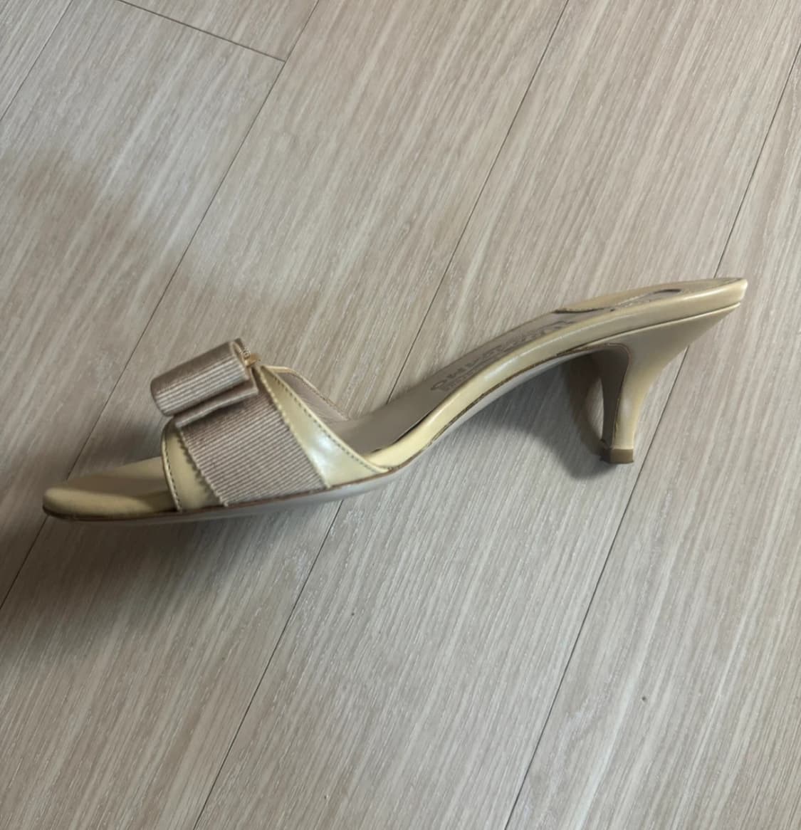 Ferragamo 페라가모 베이지 버터 샌들힐 상품이미지4