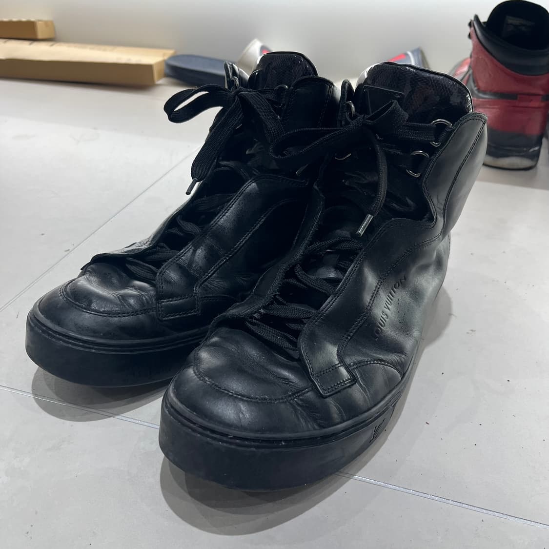 루이비통 스파이 블랙 컬러 스니커즈 상품이미지1