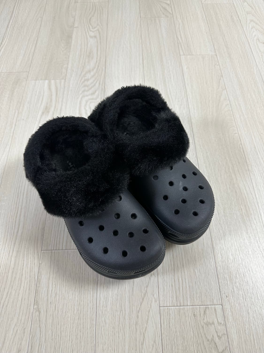 크록스 클래식 베이 라인드 클로그 블랙 w6 상품이미지1