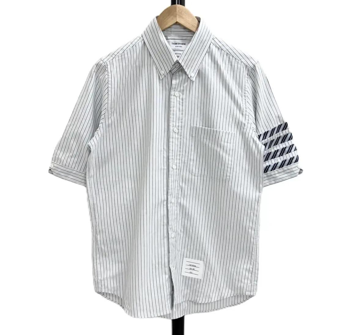 [1]톰브라운 사선완장 스트라이프 반팔 셔츠 상품이미지1