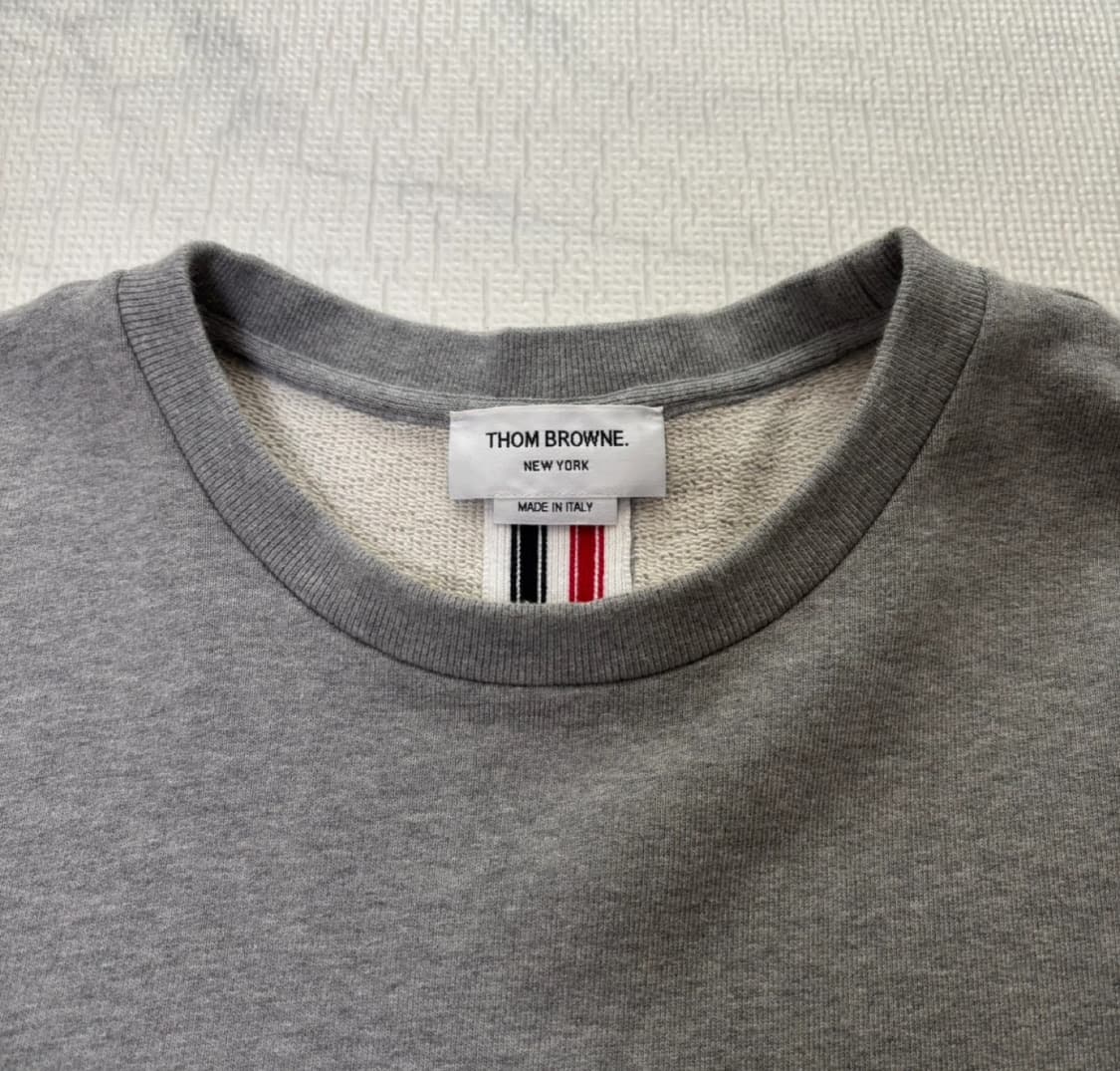 [4] 톰브라운 백로고 맨투맨 그레이 상품이미지3