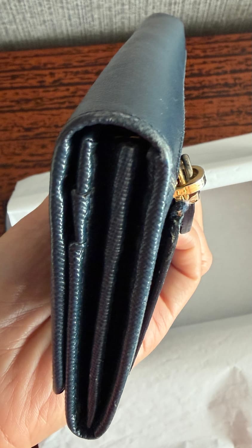 프라다 Prada 네이비 사피아노 레더 금장 레터링 로고 장지갑 박스포함 상품이미지7