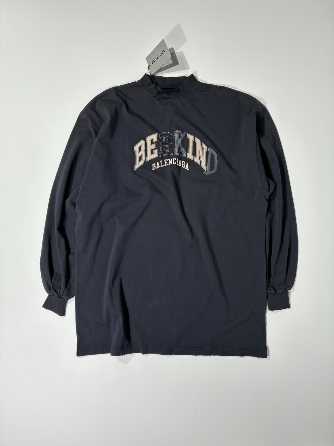 발렌시아가 비카인드 베를린 디스트레스드 롱슬리브 페이디드 블랙 1사이즈 상품이미지1