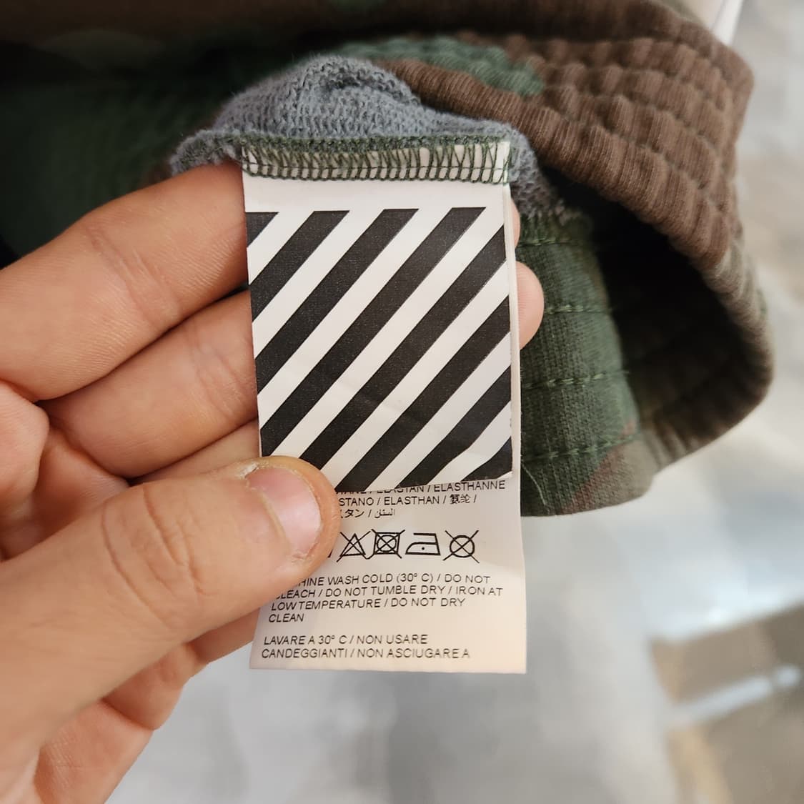 오프화이트 카모 프린팅 맨투맨 상품이미지6