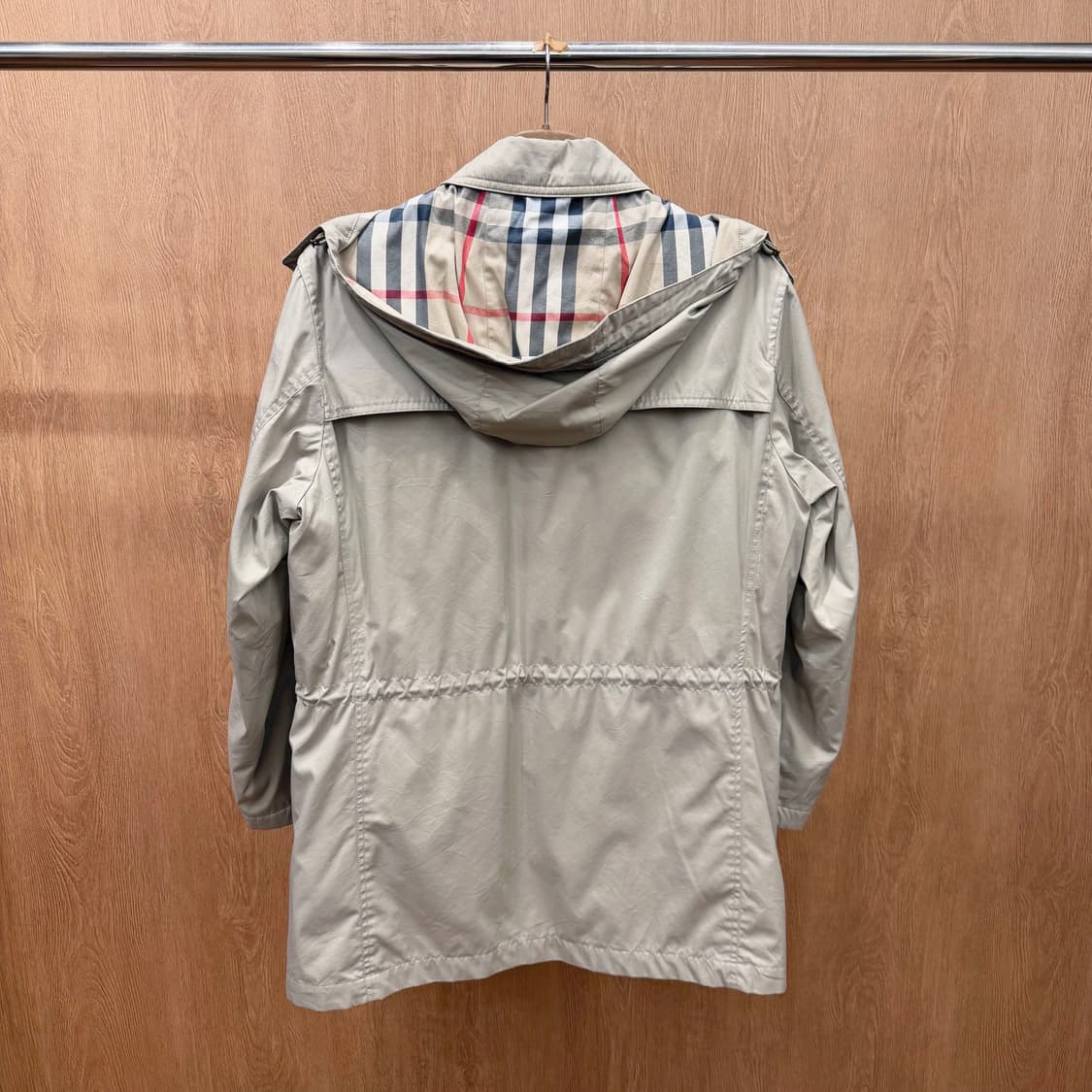 버버리 런던 후드 사파리 자켓 체크 라이닝 허리 스트링 디테일 베이지 상품이미지3