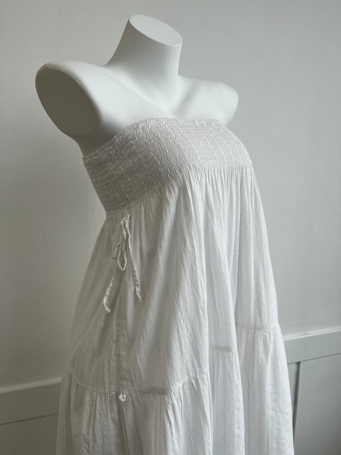 화이트 스모크 아일렛 원피스 상품이미지2