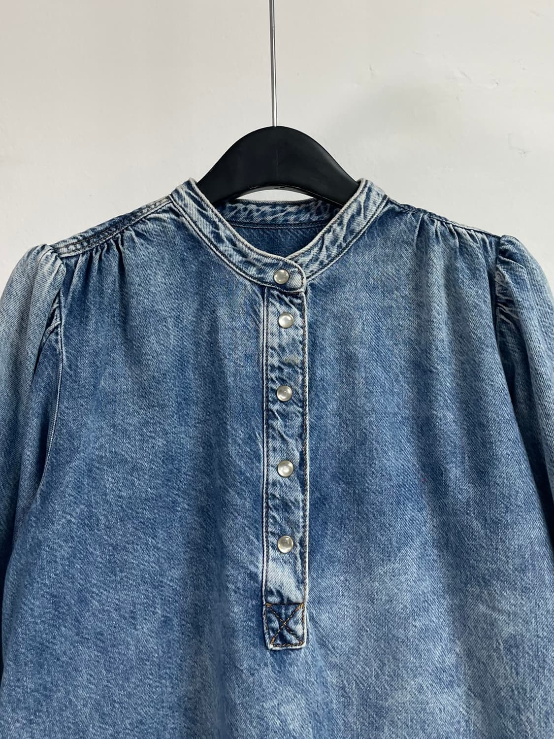 가니 데님 워시드 헨리넥 블라우스 (on.602) 상품이미지2