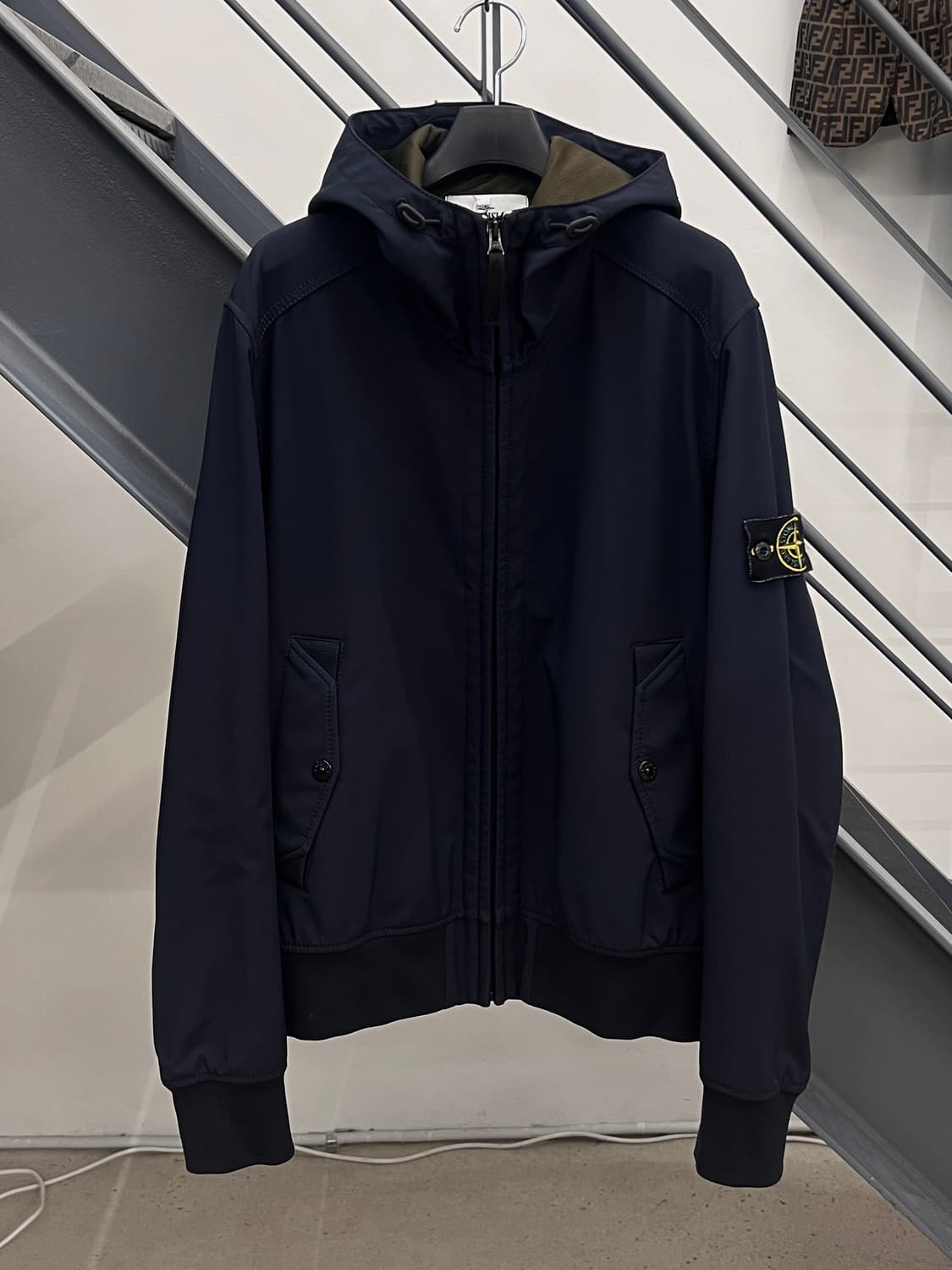 스톤아일랜드 와펜 소프트쉘 후드 자켓 상품이미지1