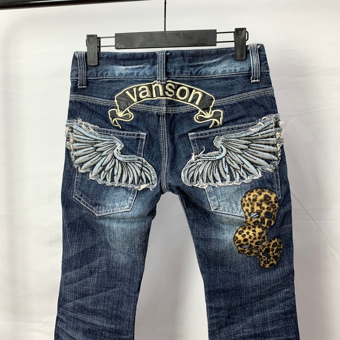 밴슨 레더 플라잉 레오파드 스컬 데님 팬츠 상품이미지1