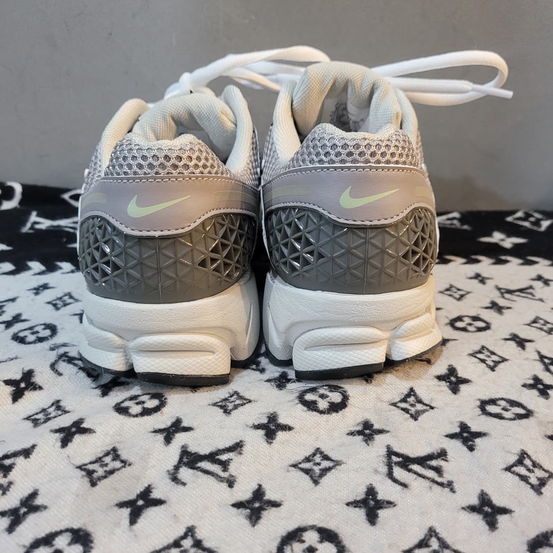 정품 나이키 줌 보메로5 코블스톤 상품이미지5