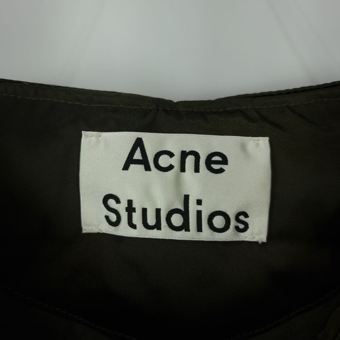 [아크네스튜디오] 카라리스 오버핏 사틴 롱 패딩 카키 P01117 상품이미지7