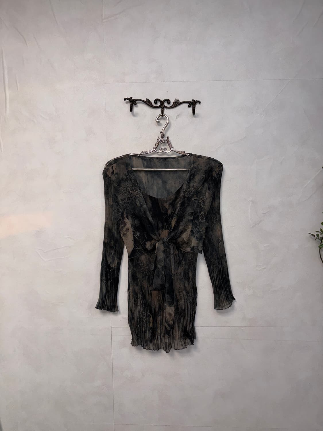 Charcoal oriental floral pleats blouse  상품이미지1