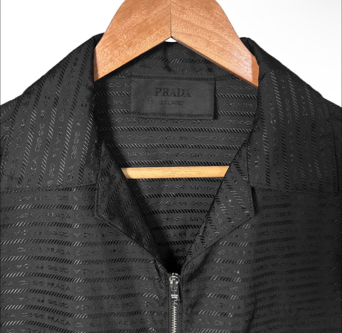 [M] 프라다 남성 리나일론 삼각로고 멀티로고 집업 반팔 셔츠 자켓 블랙 상품이미지4