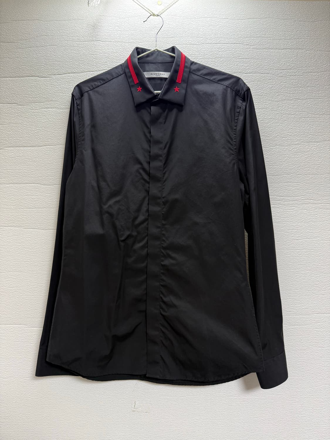 지방시 블랙 셔츠 레드 포인트 상품이미지3