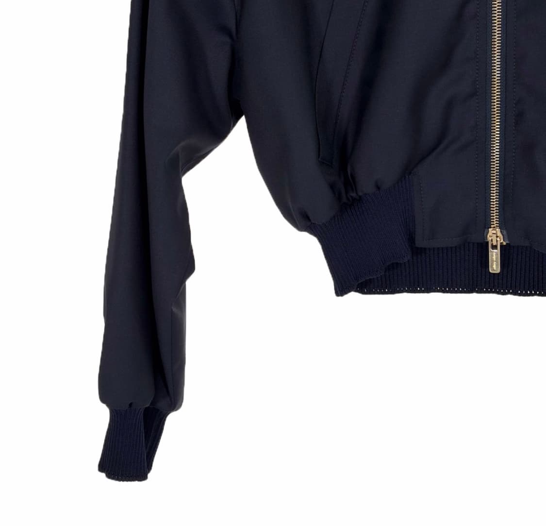 [38] 미우미우 24ss 여성 크롭 바타비아 봄버 바시티 자켓 네이비 상품이미지6