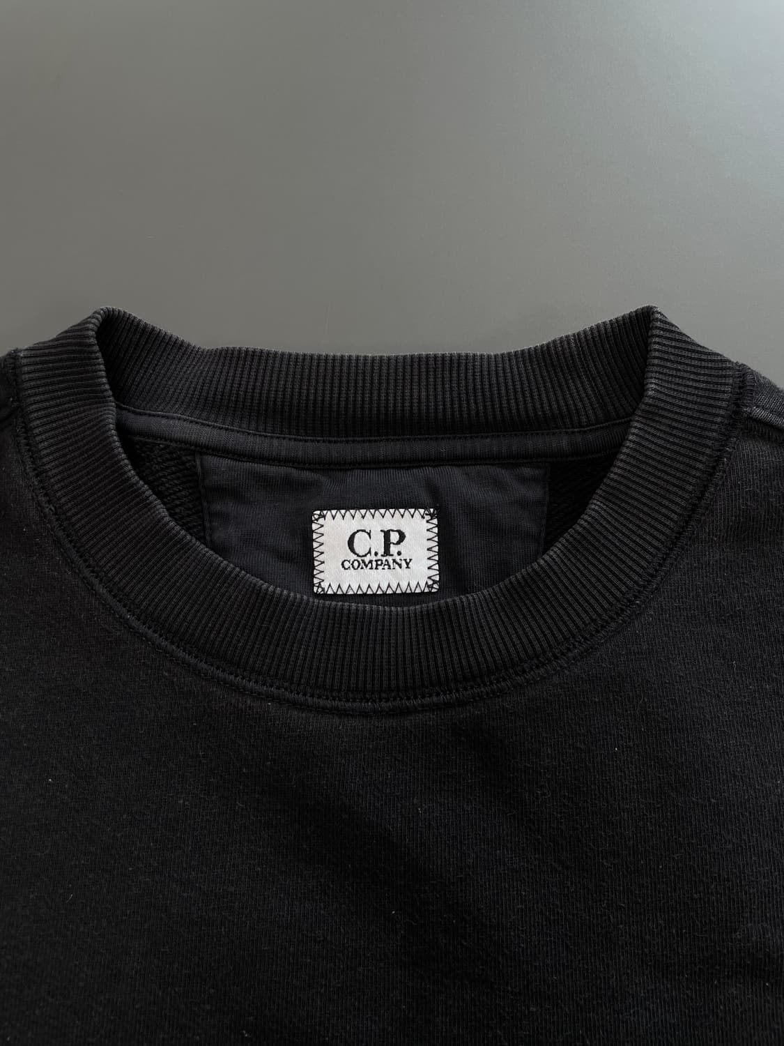 [L] CP 컴퍼니 렌즈 맨투맨 블랙 상품이미지7