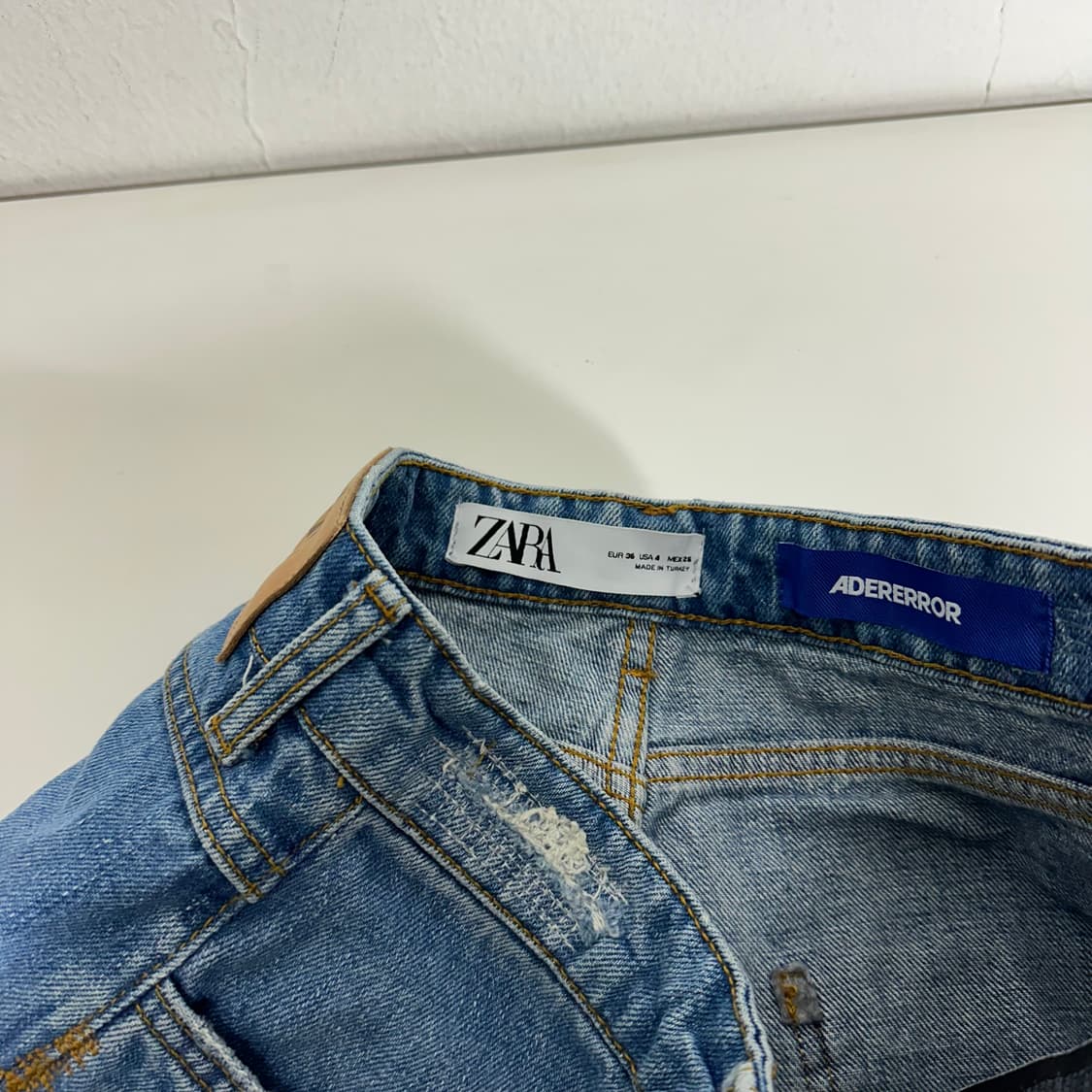 36 아더에러 X 자라 자더에러 연청 패치워크 페인트 데님팬츠 상품이미지4