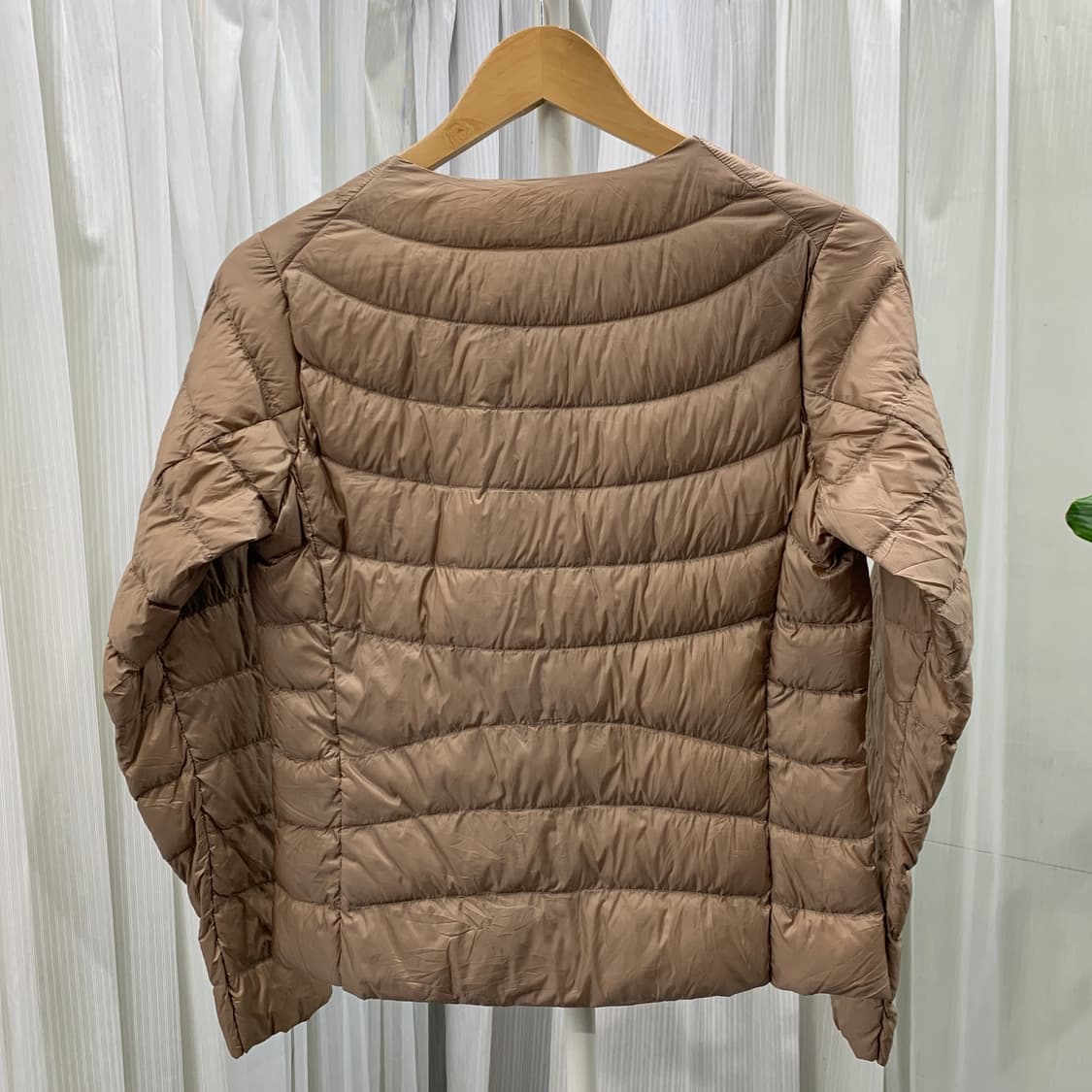 일본 유니클로 여성 슬림 라인 경량 패딩 1743 상품이미지3