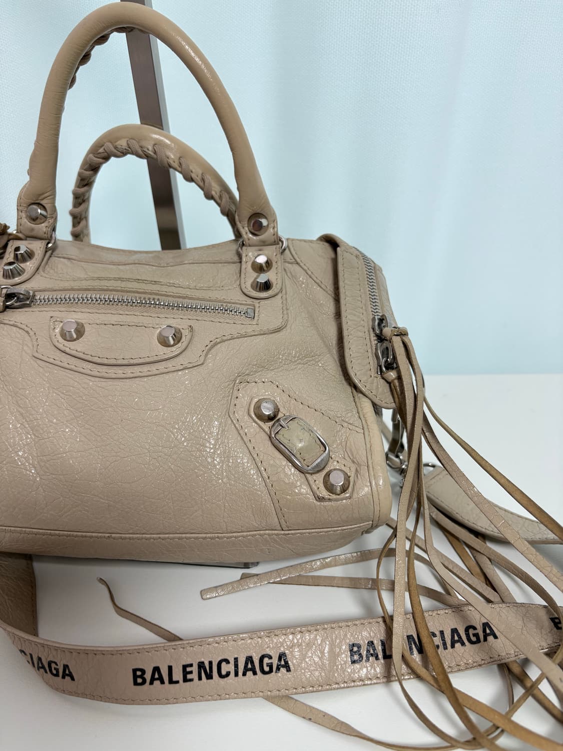 발렌시아가 모터백 미니 로고스트랩 베이지 상품이미지3