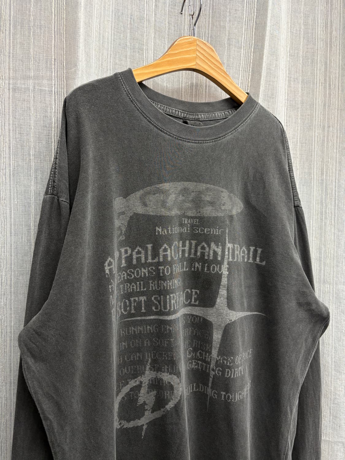 TRAVEL 트래블 그래픽 피그먼트 롱 슬리브 긴팔티 상품이미지1