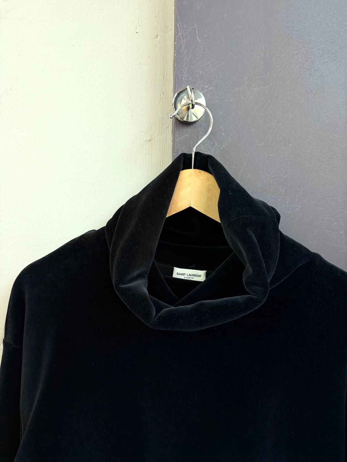 100/ 생로랑 23F/W 벨벳 터틀넥 스웨터 상품이미지4