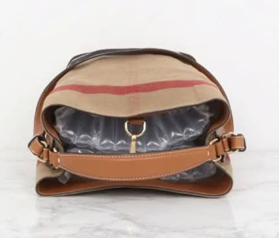 [BURBERRY] 버버리 자이언트 체크 레더 버킷백 상품이미지3