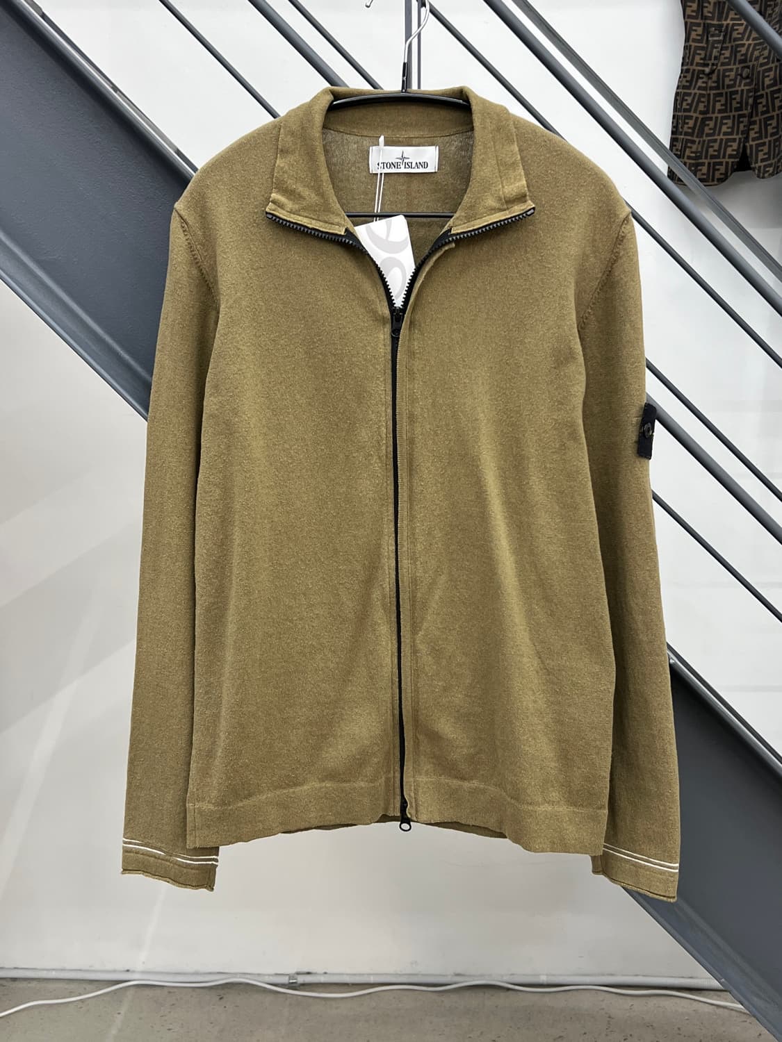 스톤아일랜드 와펜 올리브카키 니트 집업 상품이미지1